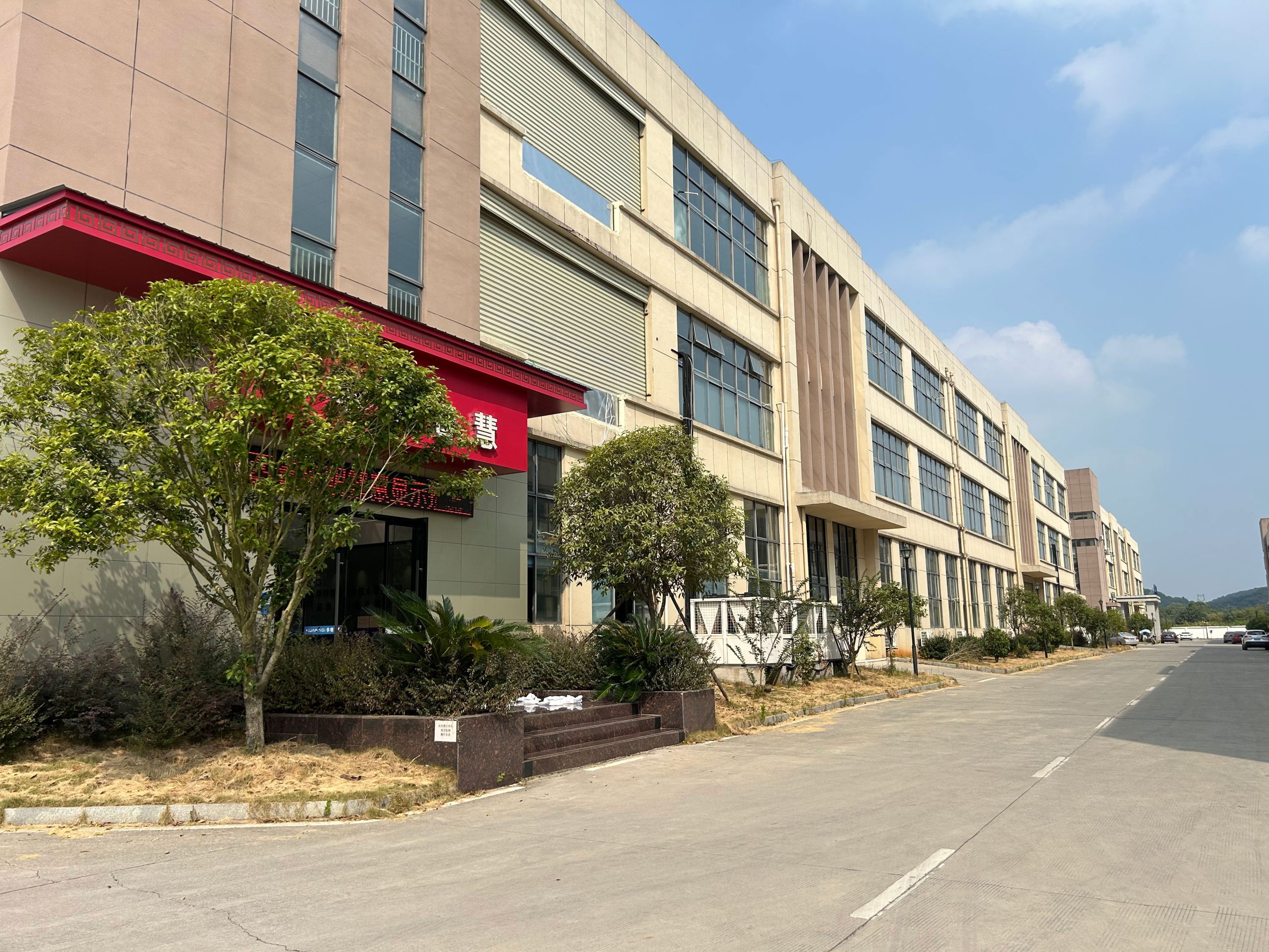 https://chinatftlcd.com/wp-content/uploads/2026/09/Factory-Exterior-of-Huaming-Wisdom-Display-Technology-7-scaled.jpg